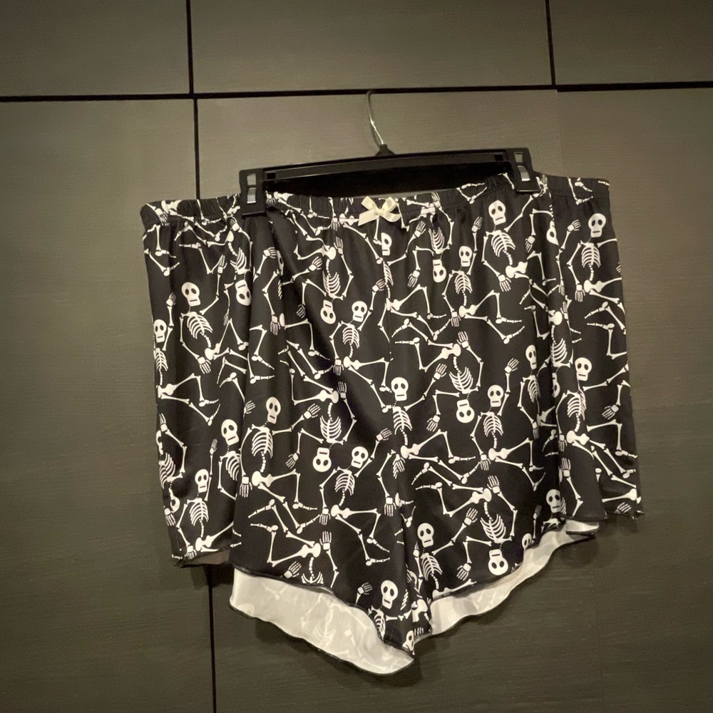 SHEIN CURVE SKULL SLEEP SHORT